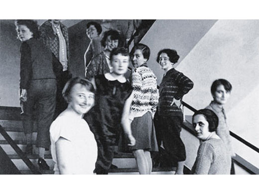 2 mujeres bauhaus en escalera.jpg